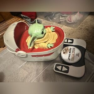 Remote control, baby Yoda gorgu.